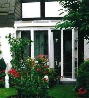 Ein weißes Haus mit einem Garten davor