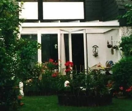 Ein weißes Haus mit einem Garten davor