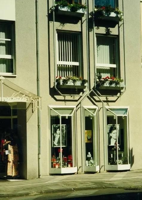 Eine Ladenfront mit einer Frau davor