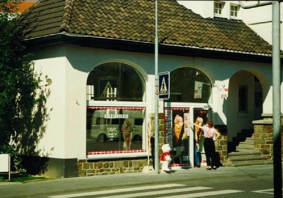 Ein weißes Gebäude mit einem Schild mit der Aufschrift 