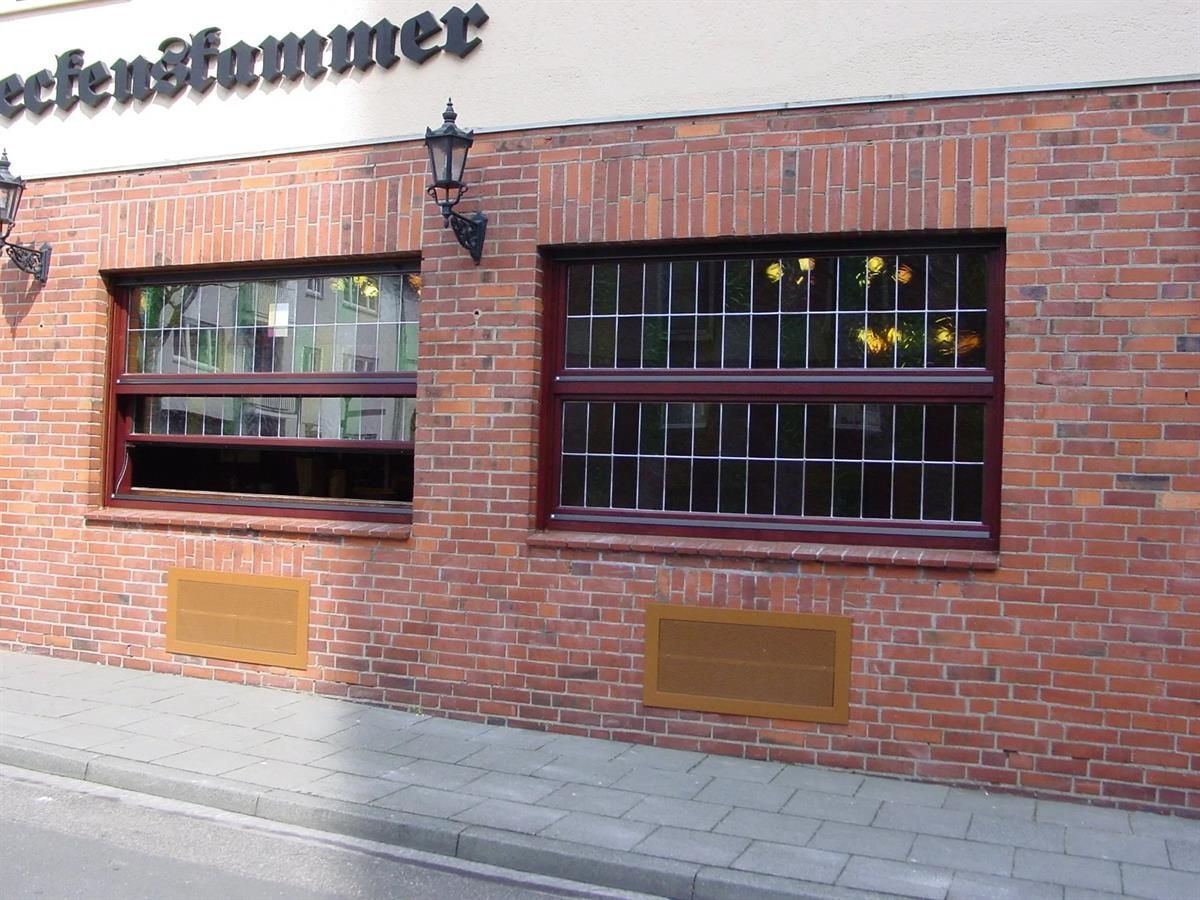 Ein Backsteingebäude mit dem Wort Zimmer darauf