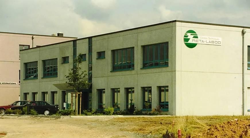 Ein großes Gebäude mit einem grünen Logo an der Seite