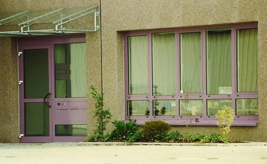 Ein Gebäude mit violetten Fenstern und einer violetten Tür