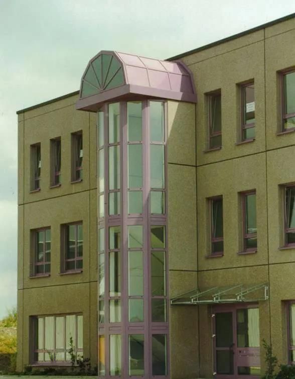 Ein großes Gebäude mit violetten Fenstern und einem violetten Dach