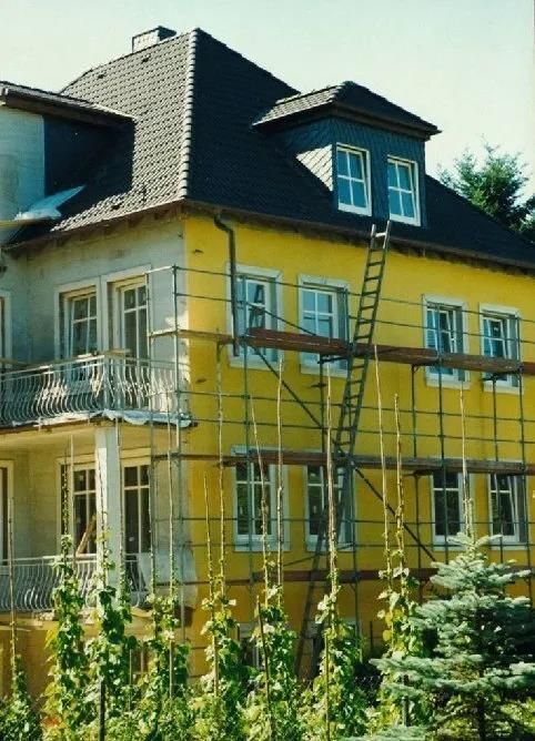 Ein gelbes Gebäude mit Gerüsten darum herum ist im Bau