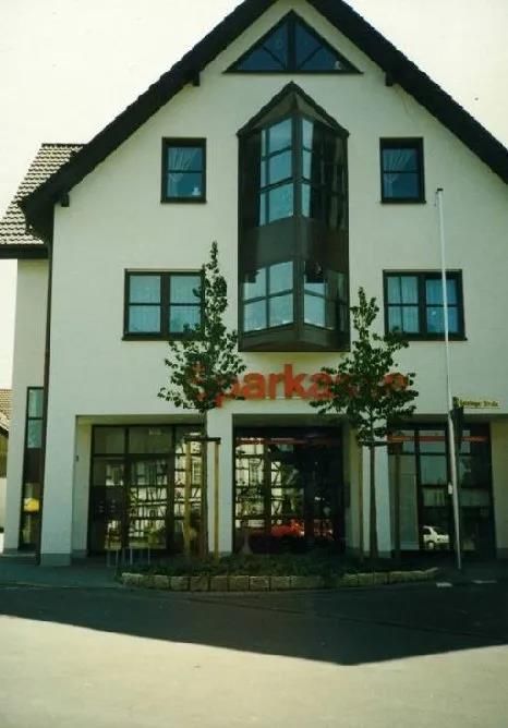 Ein großes weißes Gebäude mit dem Wort Arke darauf