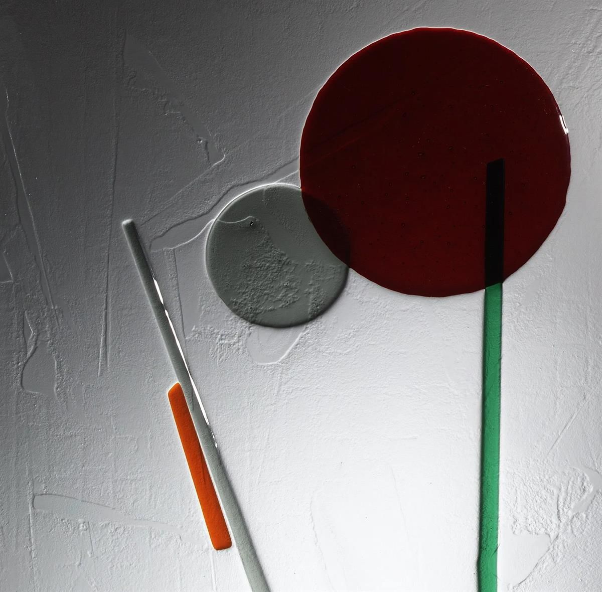 Ein Gemälde aus Kreisen und Stöcken auf weißem Hintergrund