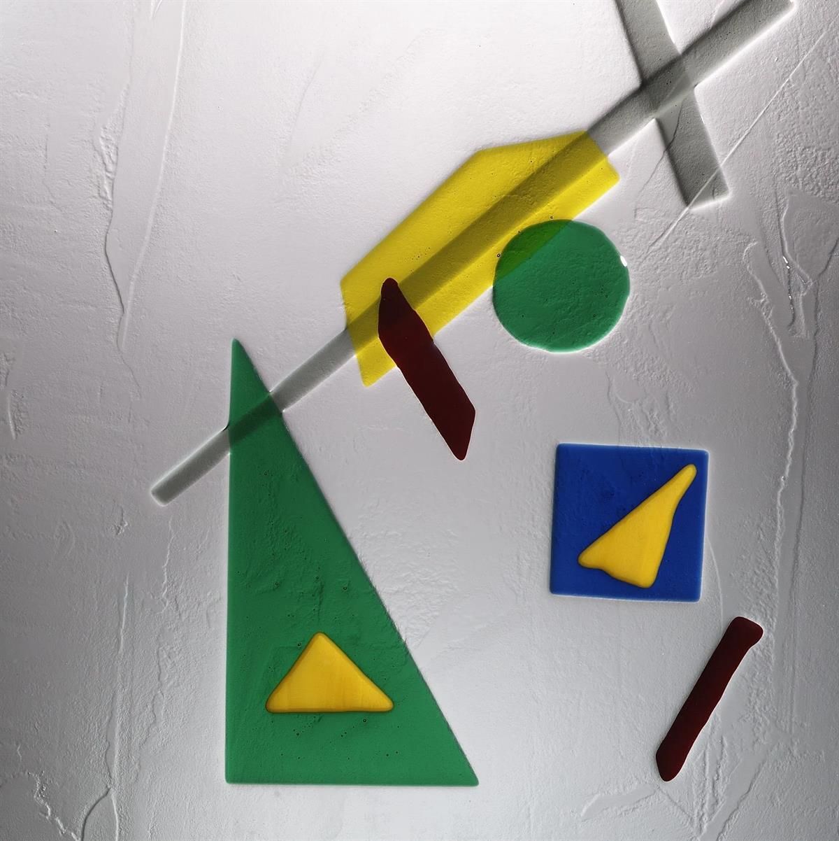 Eine weiße Oberfläche mit geometrischen Formen darauf