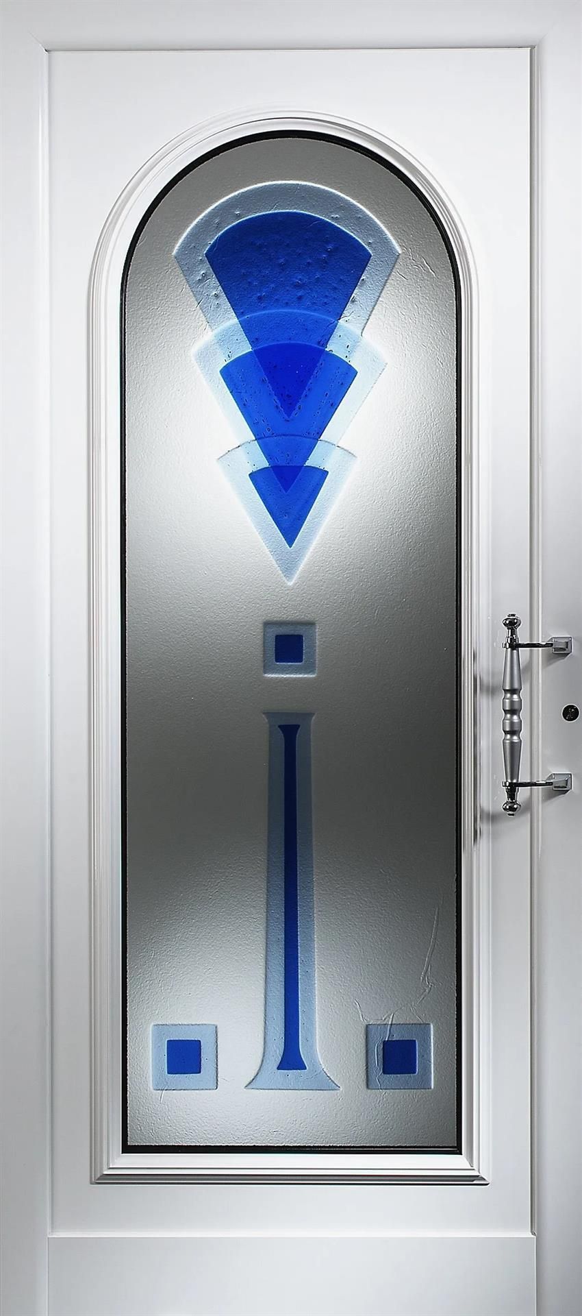 Eine weiße Tür mit einem blauen Muster darauf