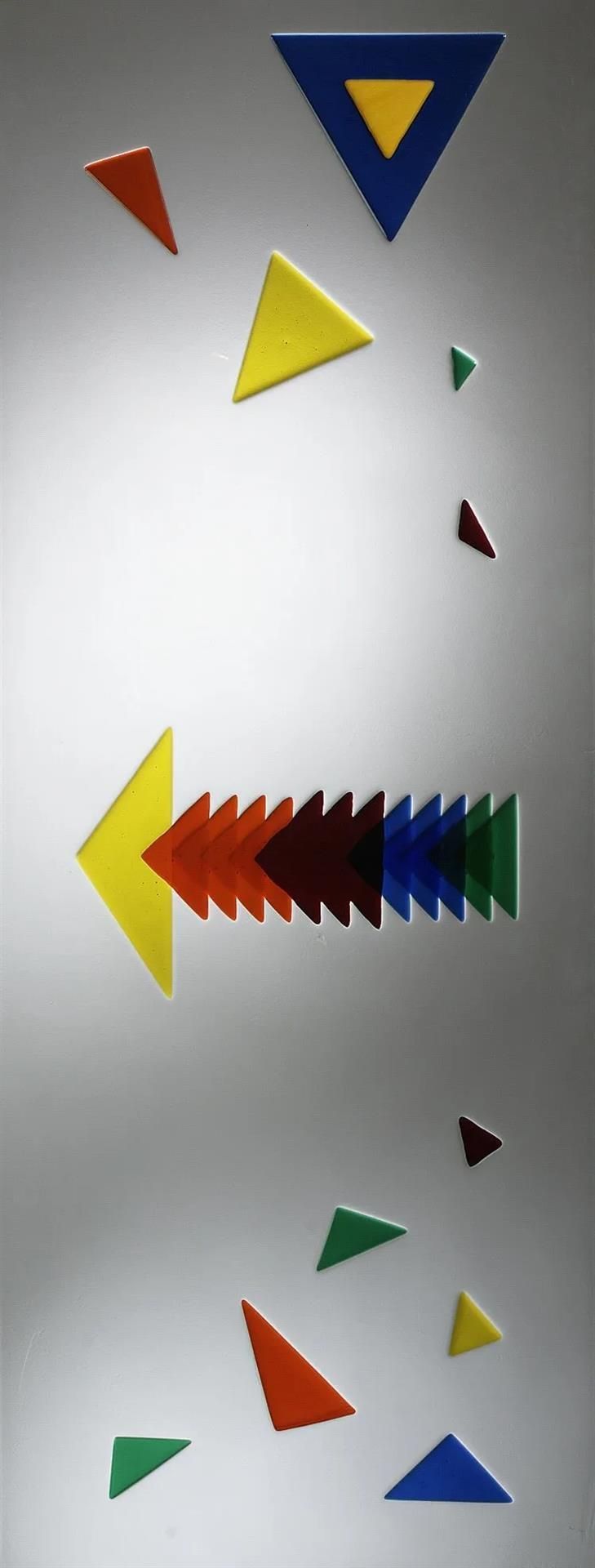 Ein paar bunte Dreiecke auf grauem Hintergrund