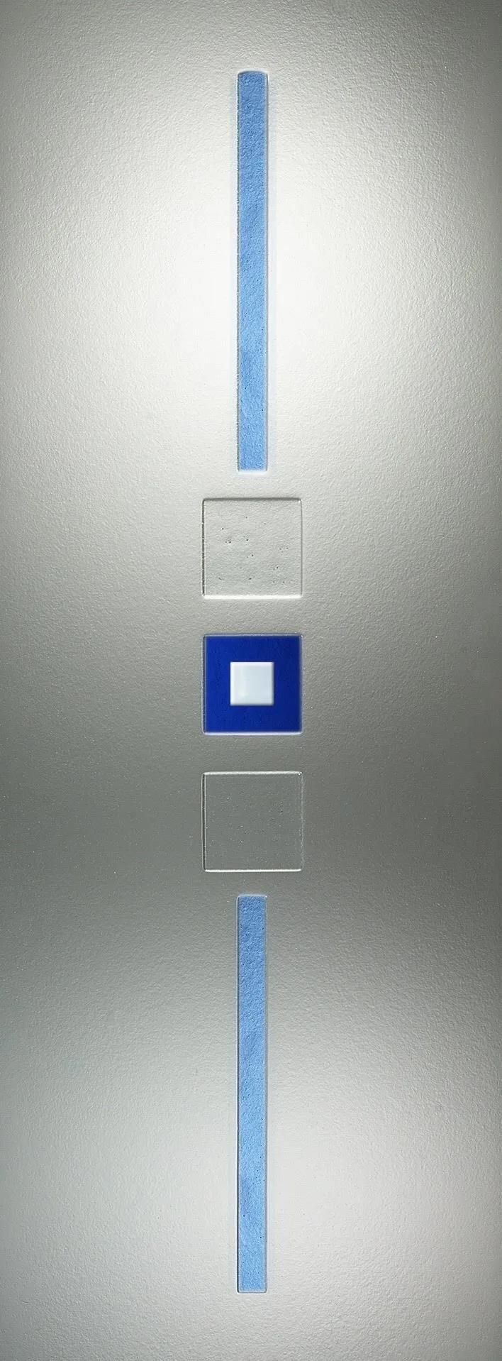 Eine Nahaufnahme einer Tür mit einem blau-weißen Muster.