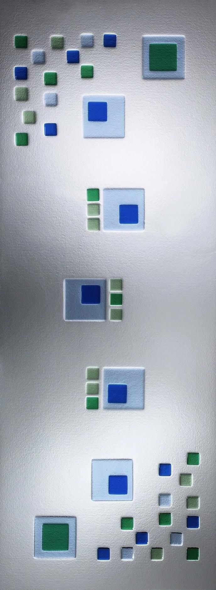 Eine graue Wand mit blauen und grünen Quadraten darauf