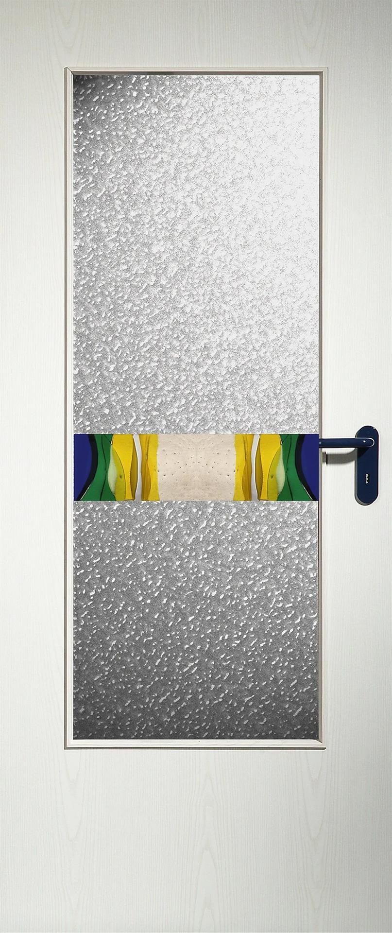 Eine Tür mit einem Buntglasmuster darauf