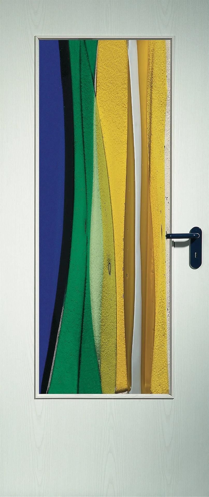 Eine Tür mit einem Gemälde darauf und einer blauen Klinke