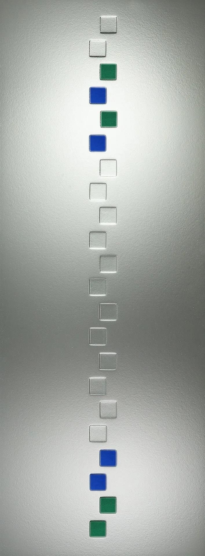 Eine Nahaufnahme einer Glastür mit blauen und grünen Quadraten darauf.