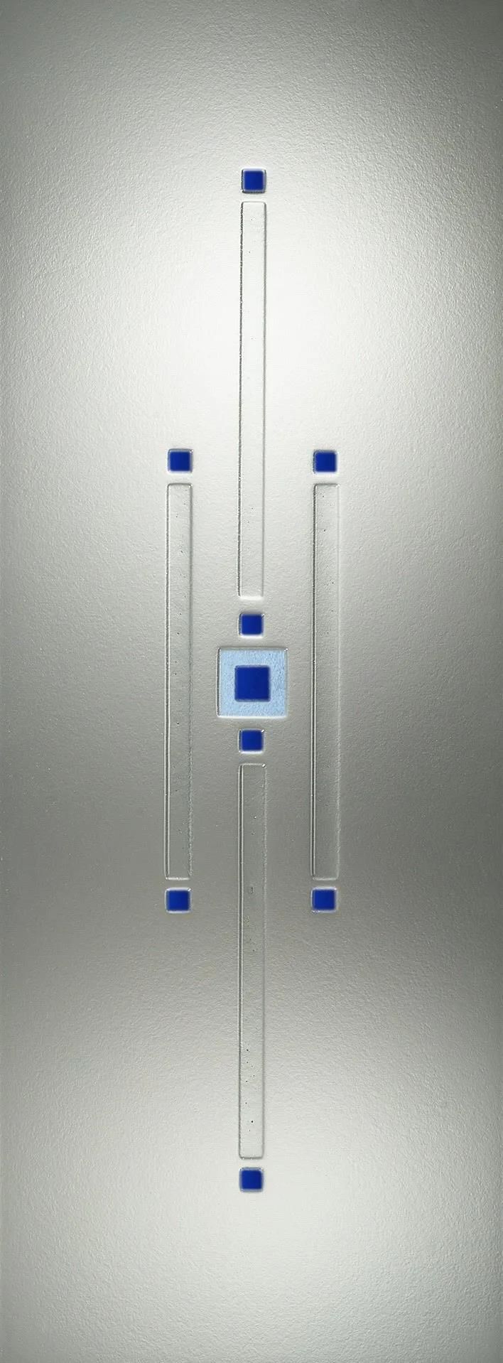 Ein Buntglasfenster mit einem blauen Quadrat in der Mitte