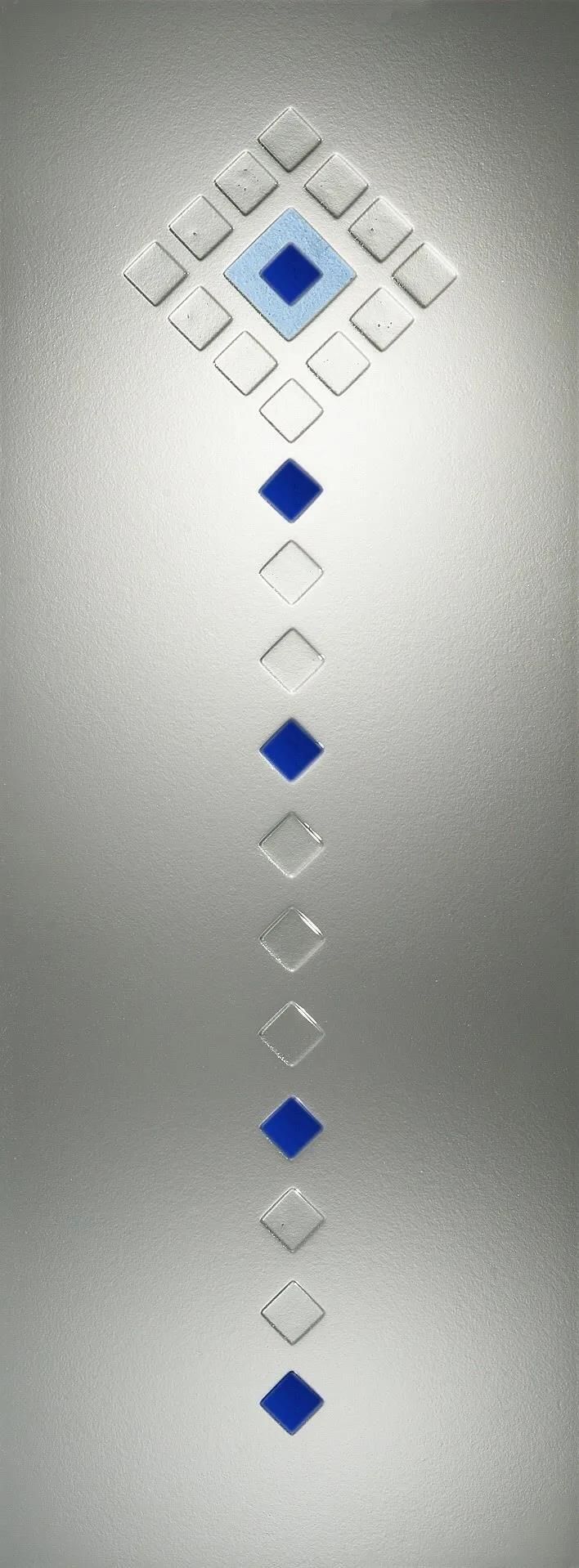 Ein Buntglasfenster mit blauen Quadraten und Rauten darauf