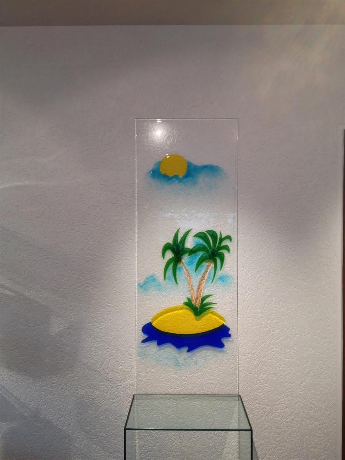 Ein Gemälde einer kleinen Insel mit Palmen darauf