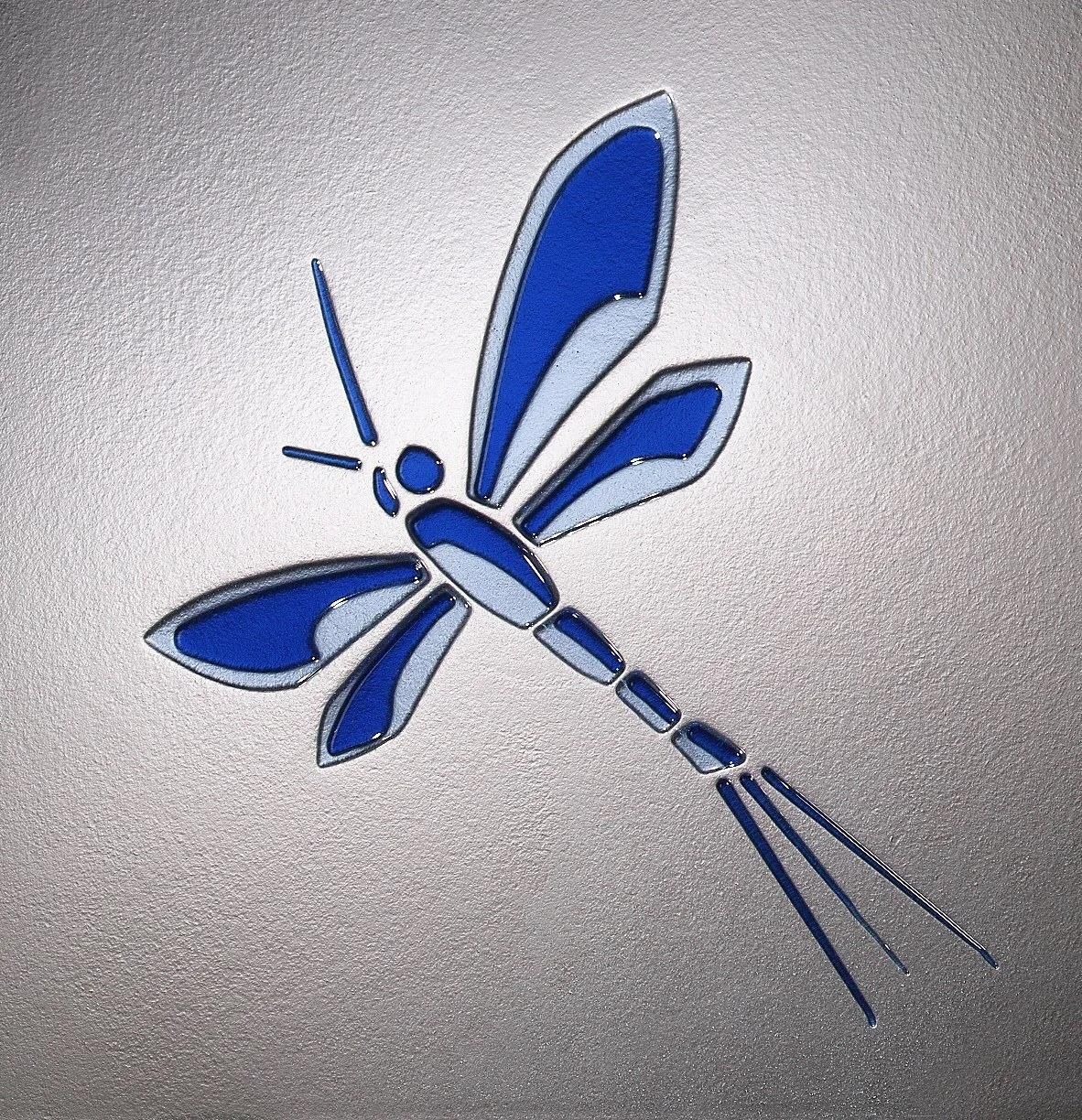 Eine blau-weiße Libelle auf silbernem Hintergrund