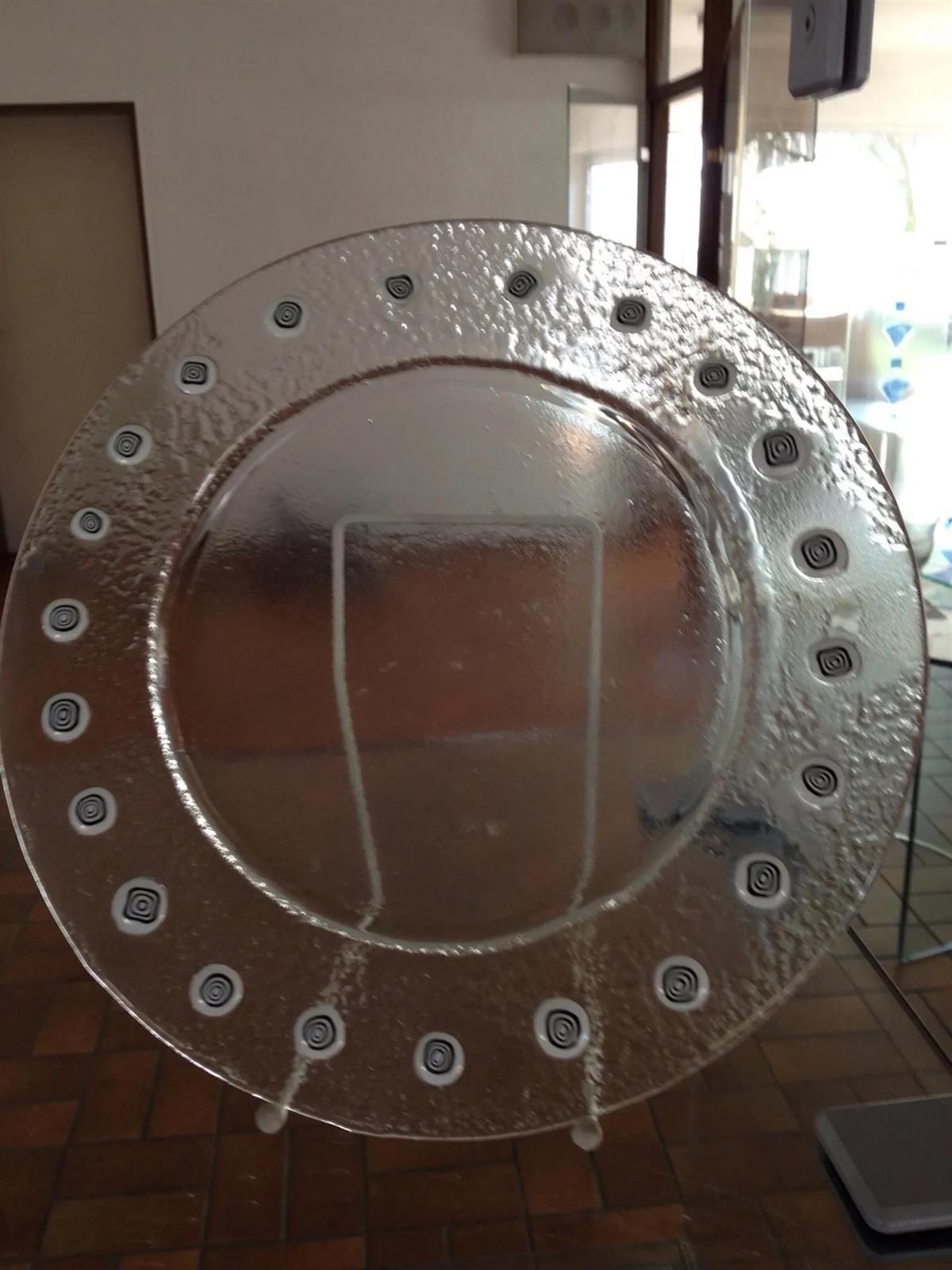 Eine klare Glasplatte mit weißen Kreisen darauf