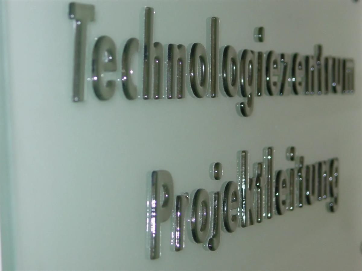 A sign that says ' technologiezentrum projektleitung ' on it