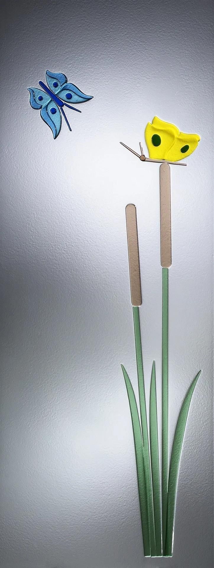 Ein blauer Schmetterling fliegt über einer gelben Blume