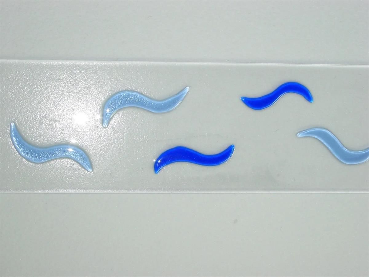 Drei blaue Wellen liegen auf einer weißen Fläche