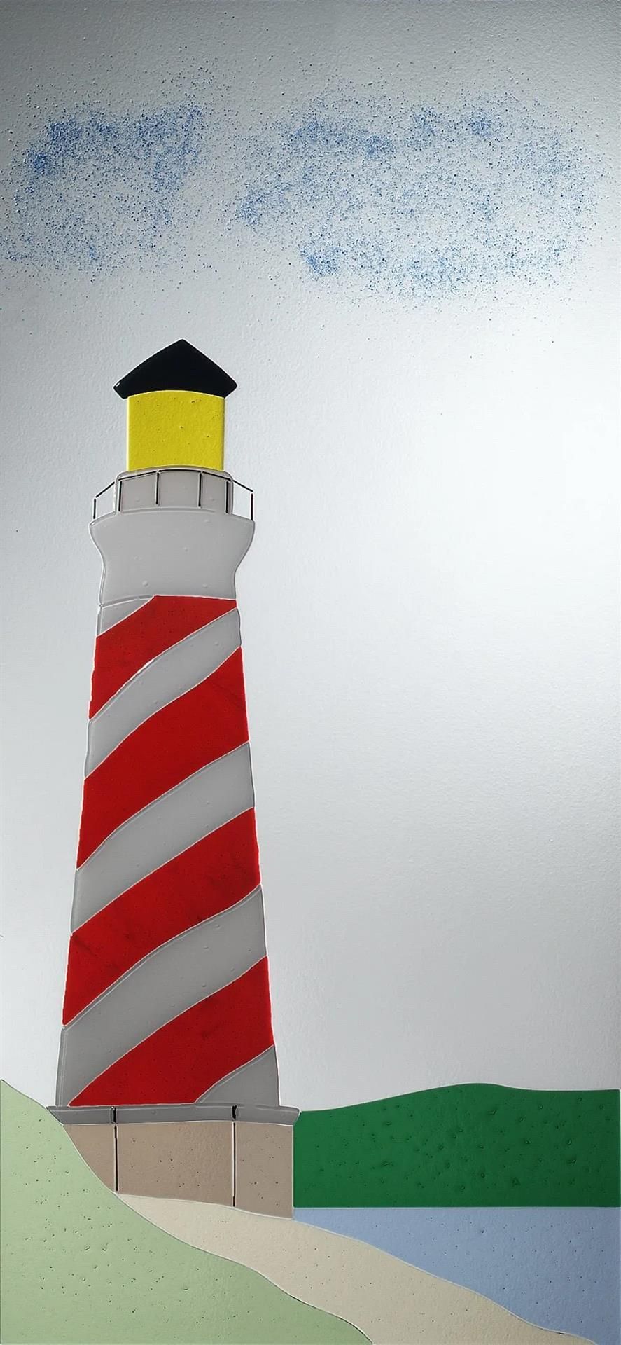 Ein rot-weiß gestreifter Leuchtturm mit gelber Spitze