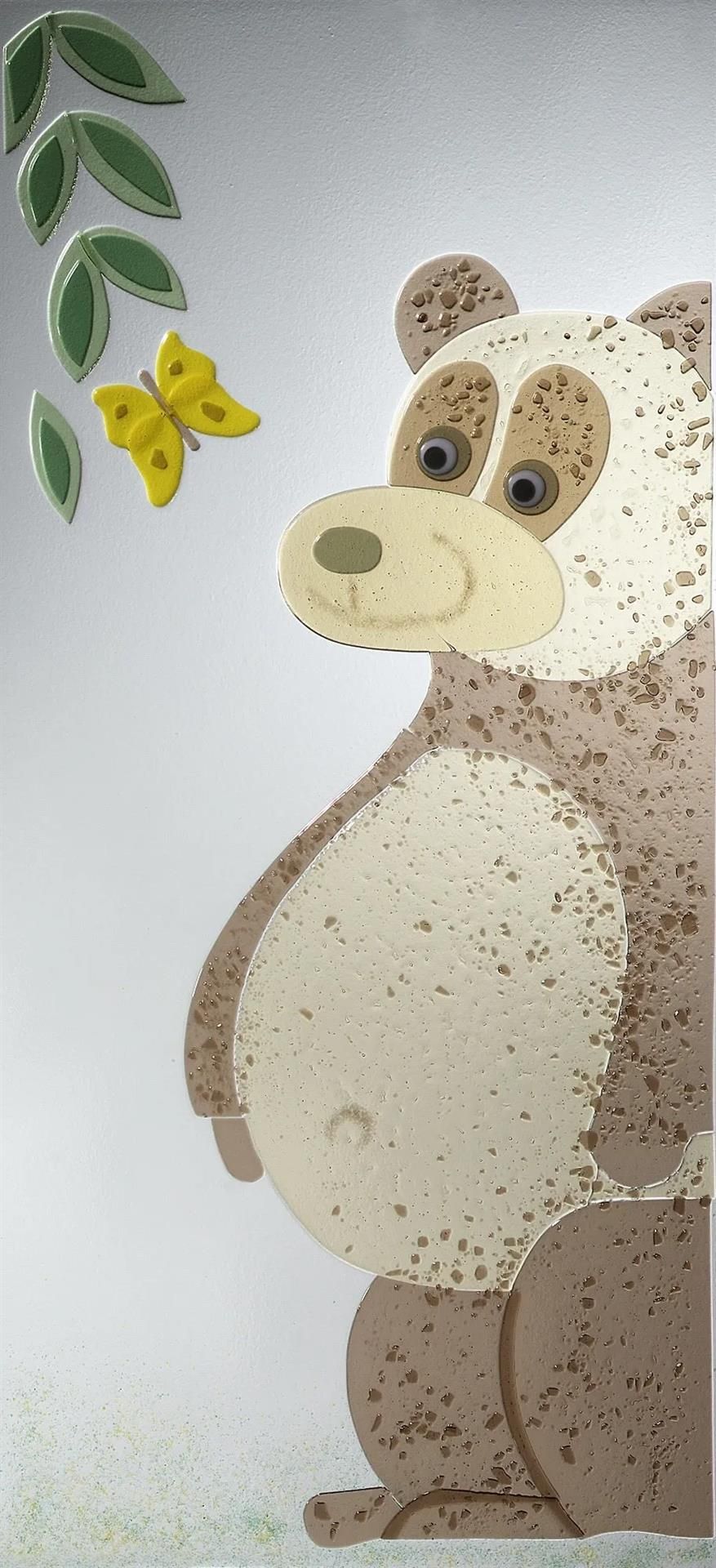 Ein Teddybär mit einem gelben Schmetterling dahinter