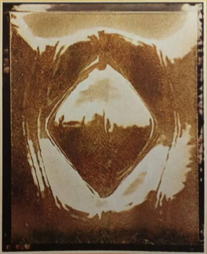 Ein braun-weißes Foto des Oberkörpers einer Person