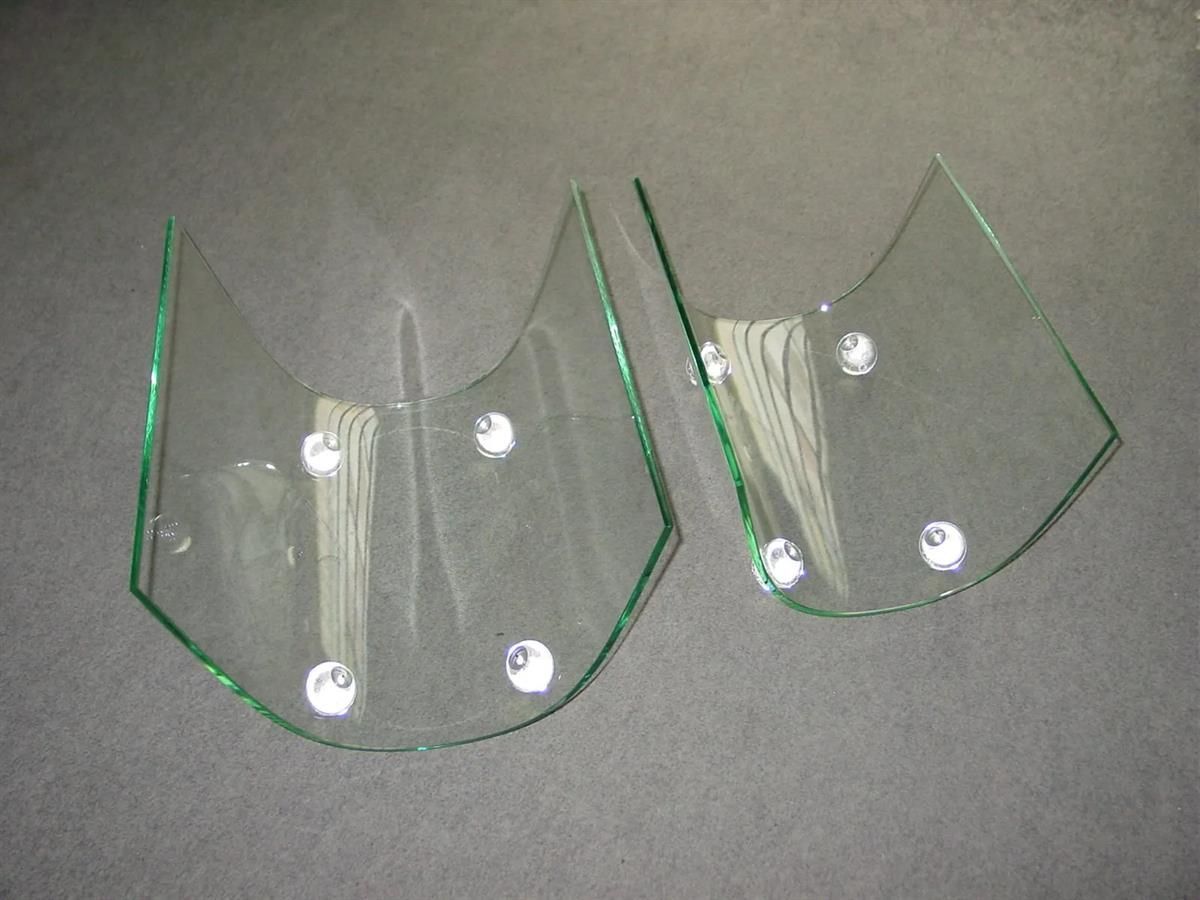 Zwei Stücke aus klarem Glas liegen auf einem Tisch