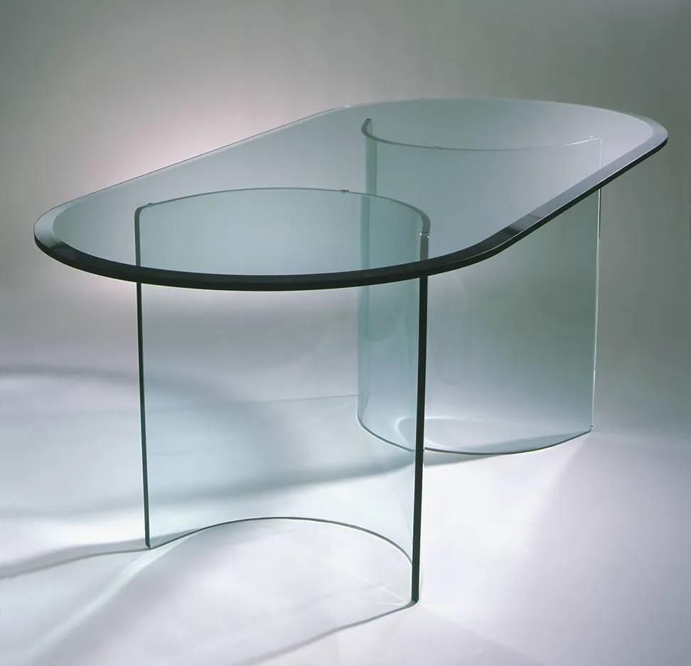 Ein klarer Glastisch mit einer gebogenen Platte