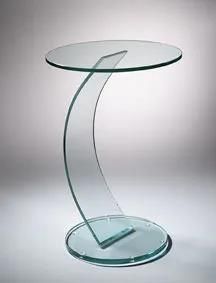 Ein Beistelltisch aus klarem Glas mit geschwungener Basis auf einer weißen Oberfläche.