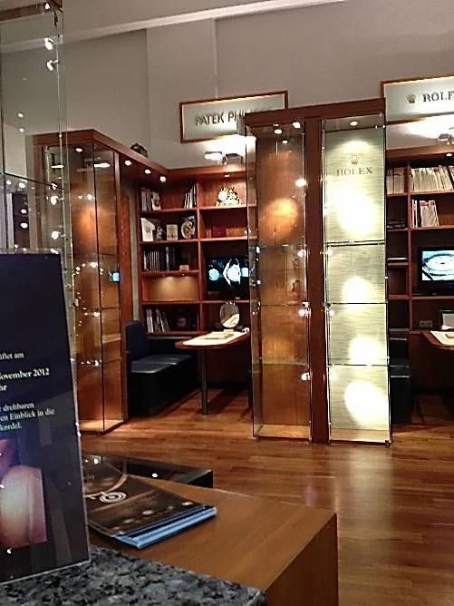 Ein Raum mit einem Schild mit der Aufschrift 