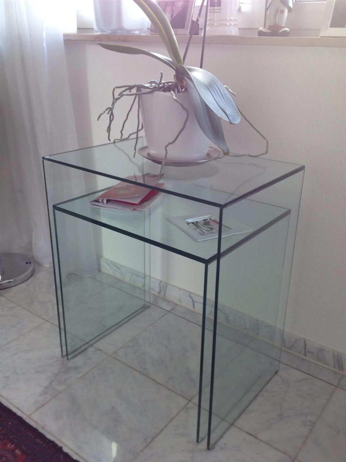 Ein Glastisch mit einer Topfpflanze darauf