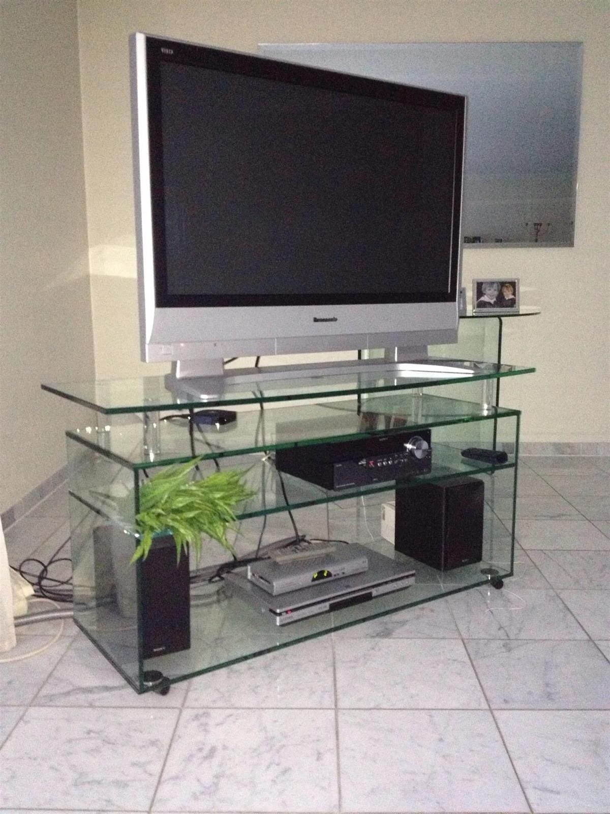 Ein Flachbildfernseher steht auf einem Glasständer