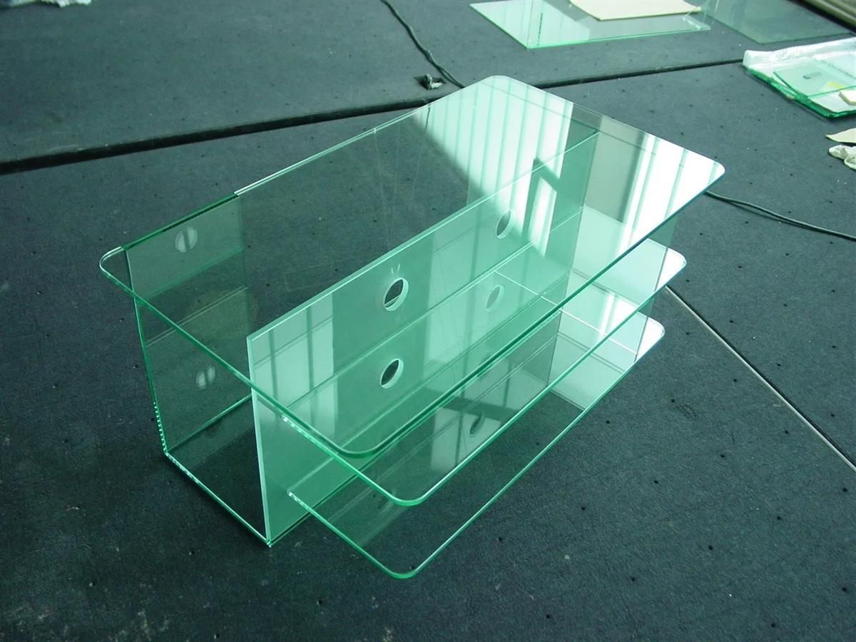 Zwei klare Glasschalen sind übereinander gestapelt