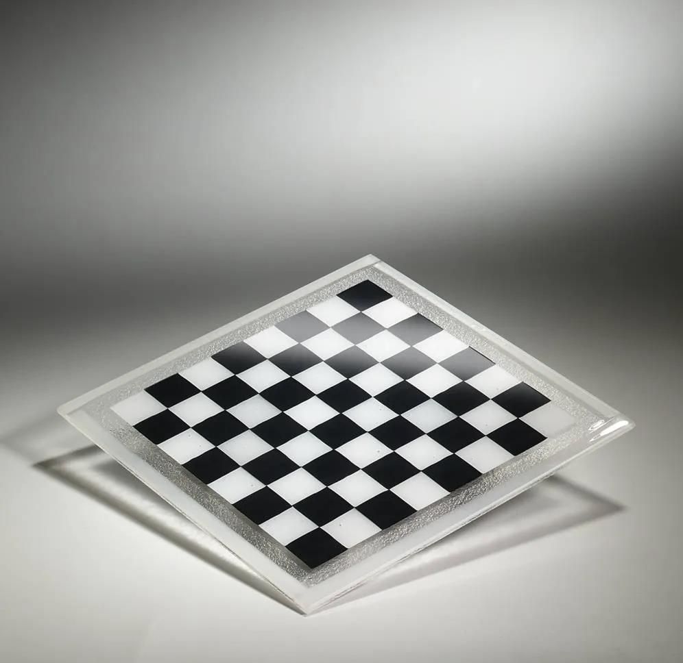 Ein klares Schachbrett mit schwarzen und weißen Feldern