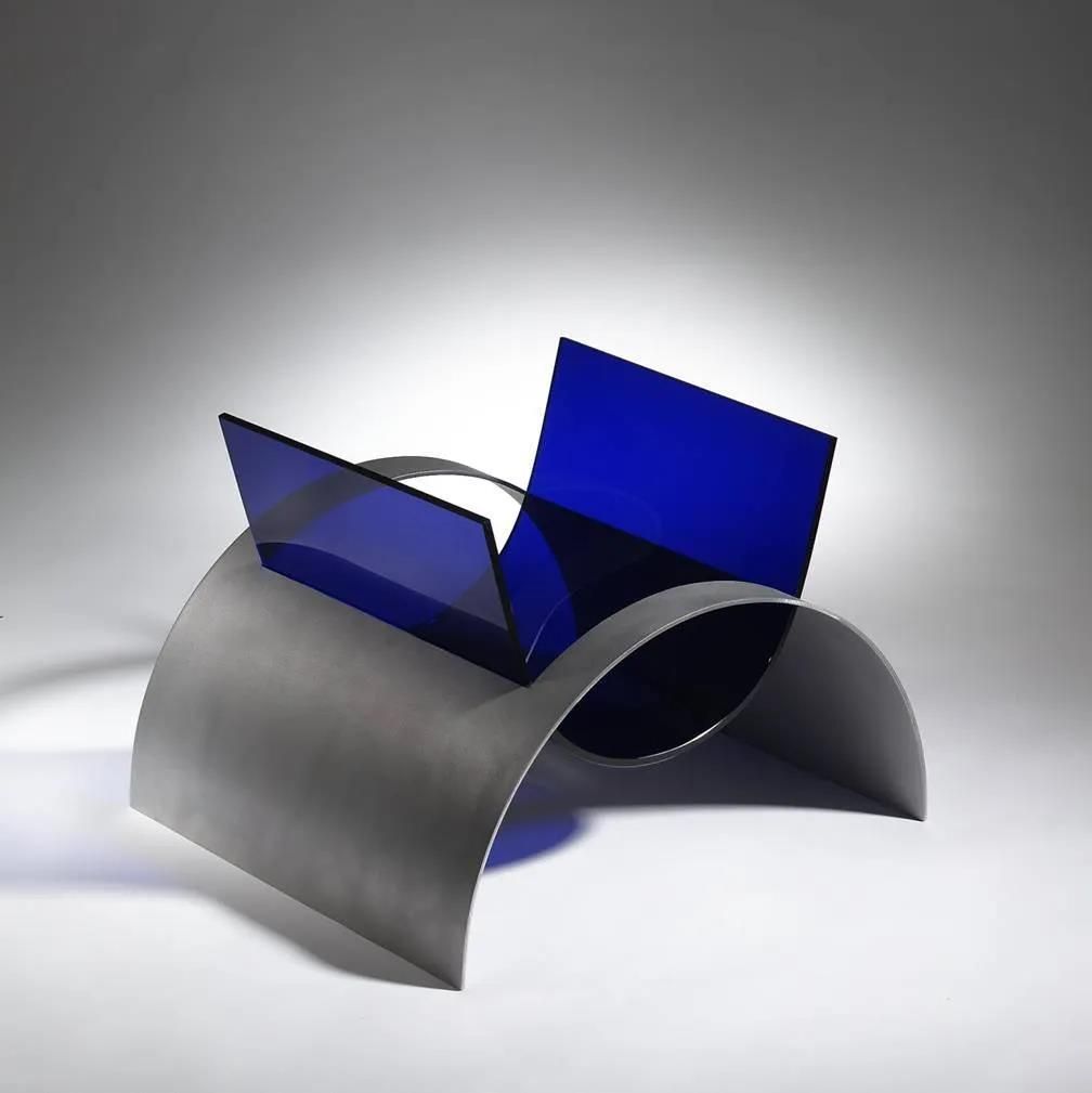 Ein blau-silberner Stuhl mit geschwungener Rückenlehne