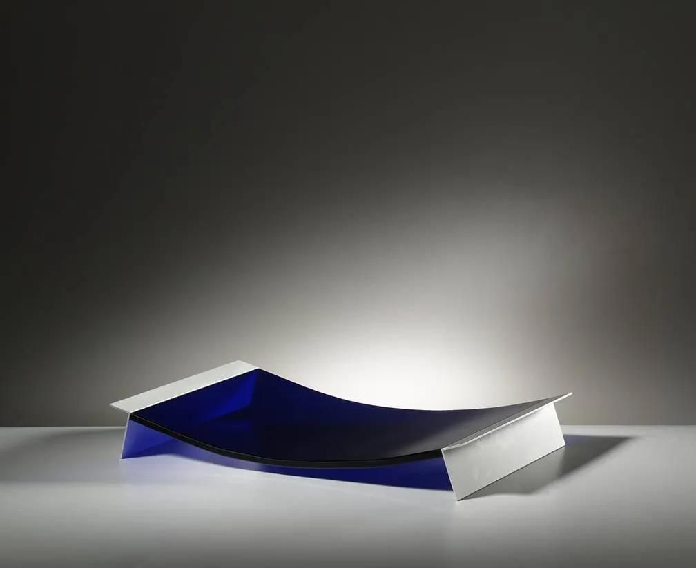 Ein blau-weißes Objekt liegt auf einer weißen Oberfläche