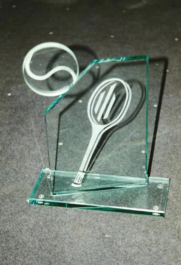 Eine Glastrophäe mit einem Tennisball und einem Schläger darauf