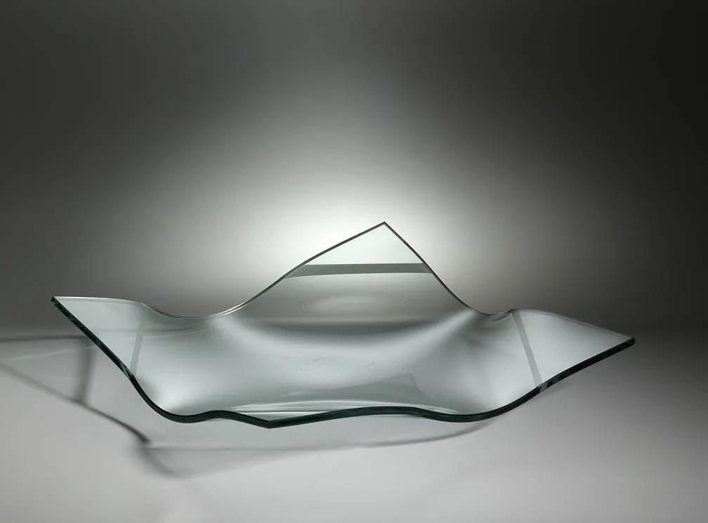 Eine klare Glasschale steht auf einem Tisch