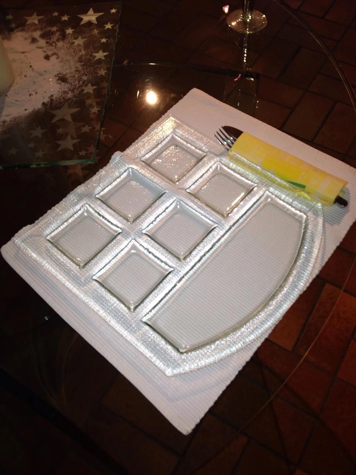 Ein Tablett mit Quadraten steht auf einem Tisch