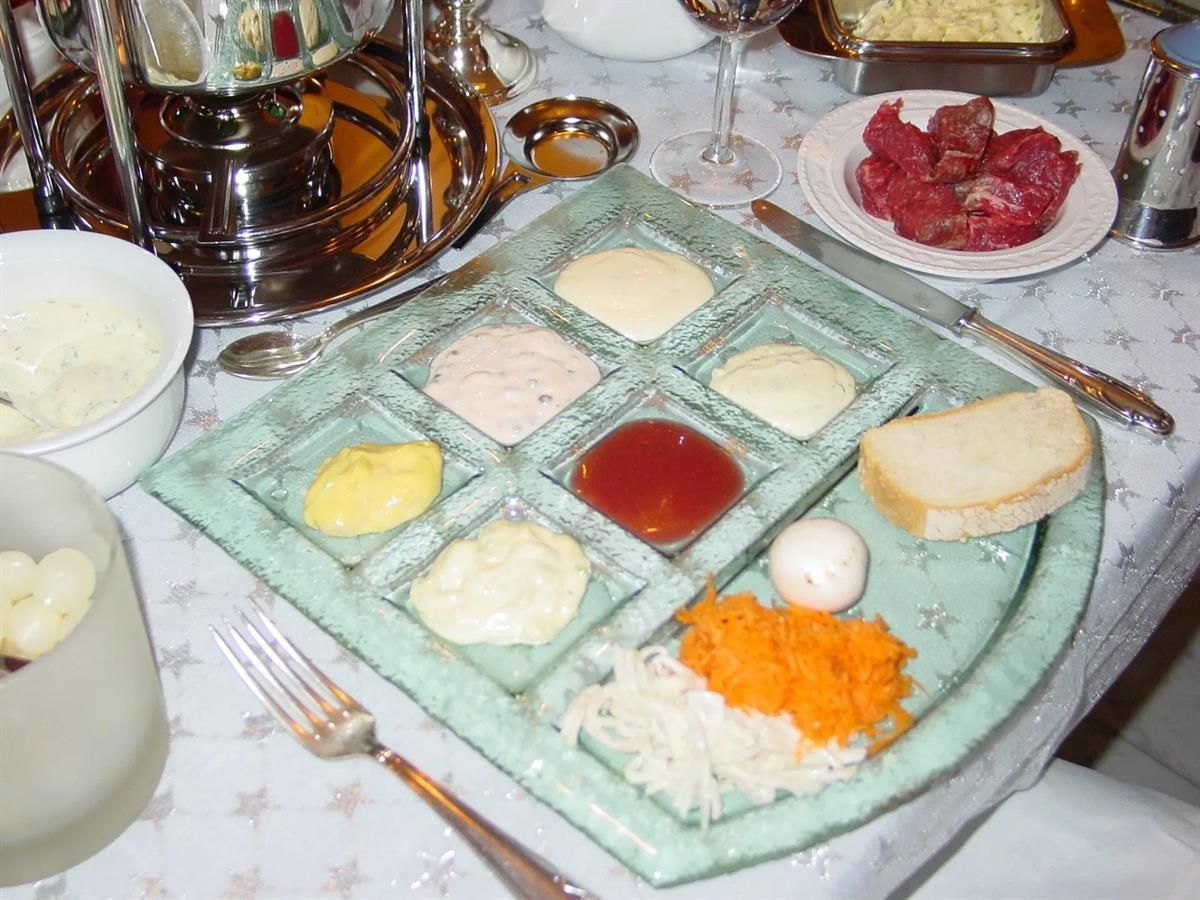 Ein Teller mit Essen auf einem Tisch mit Gewürzen und Brot
