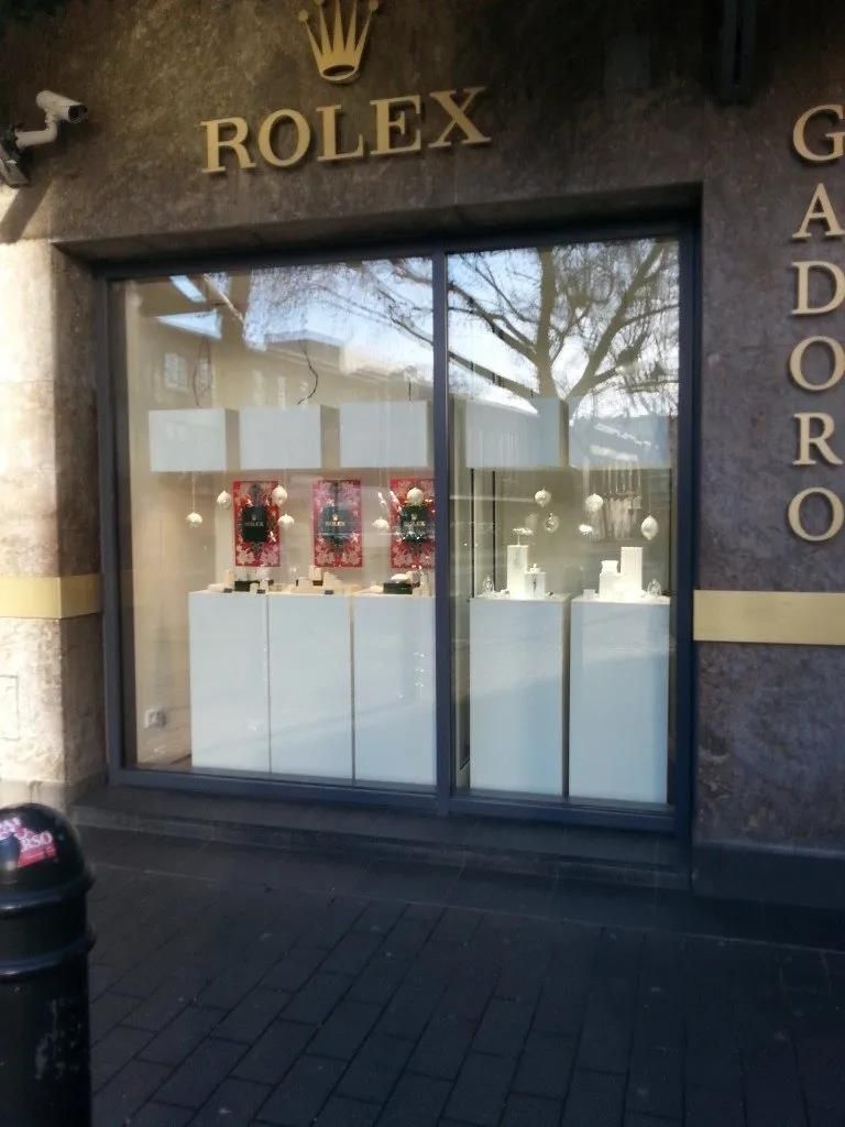 Ein Rolex-Geschäft mit einer Uhrenauslage im Schaufenster