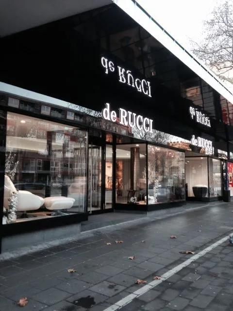 Eine Ladenfront mit dem Namen de Rucci darauf