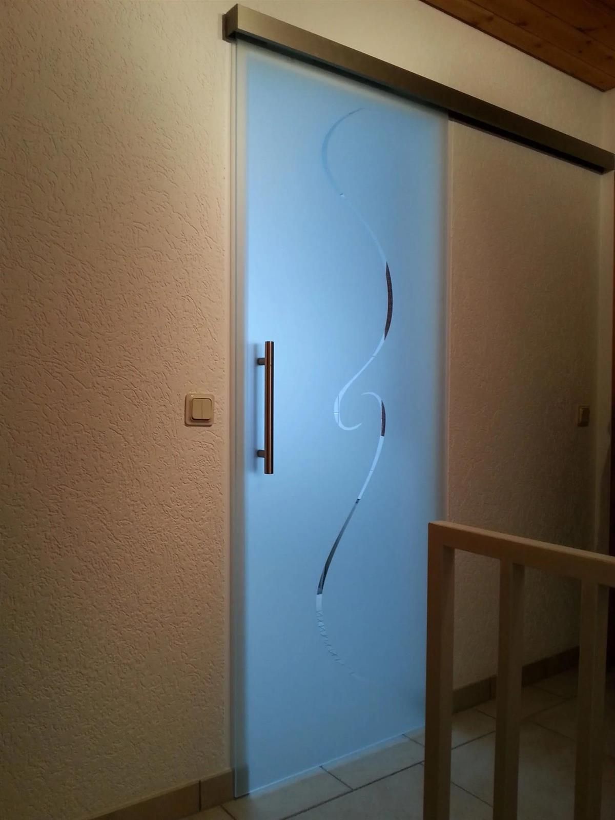 Eine Glasschiebetür mit einem Design darauf