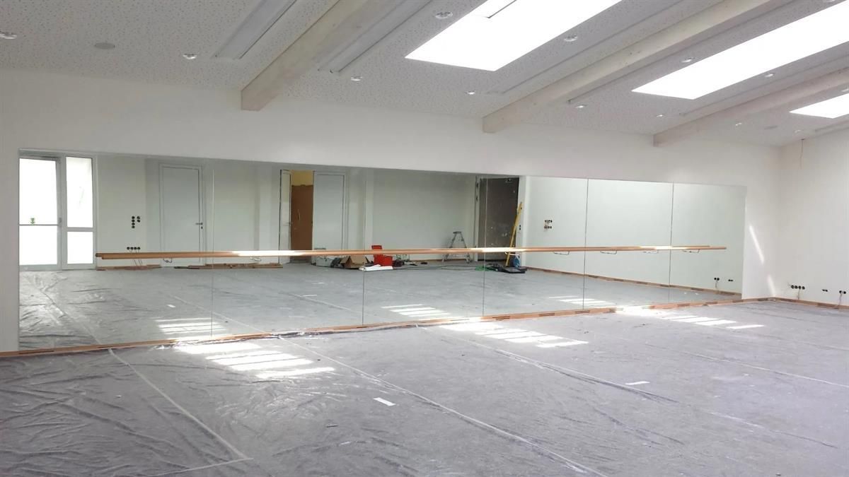 Ein großer Raum mit vielen Spiegeln an der Wand