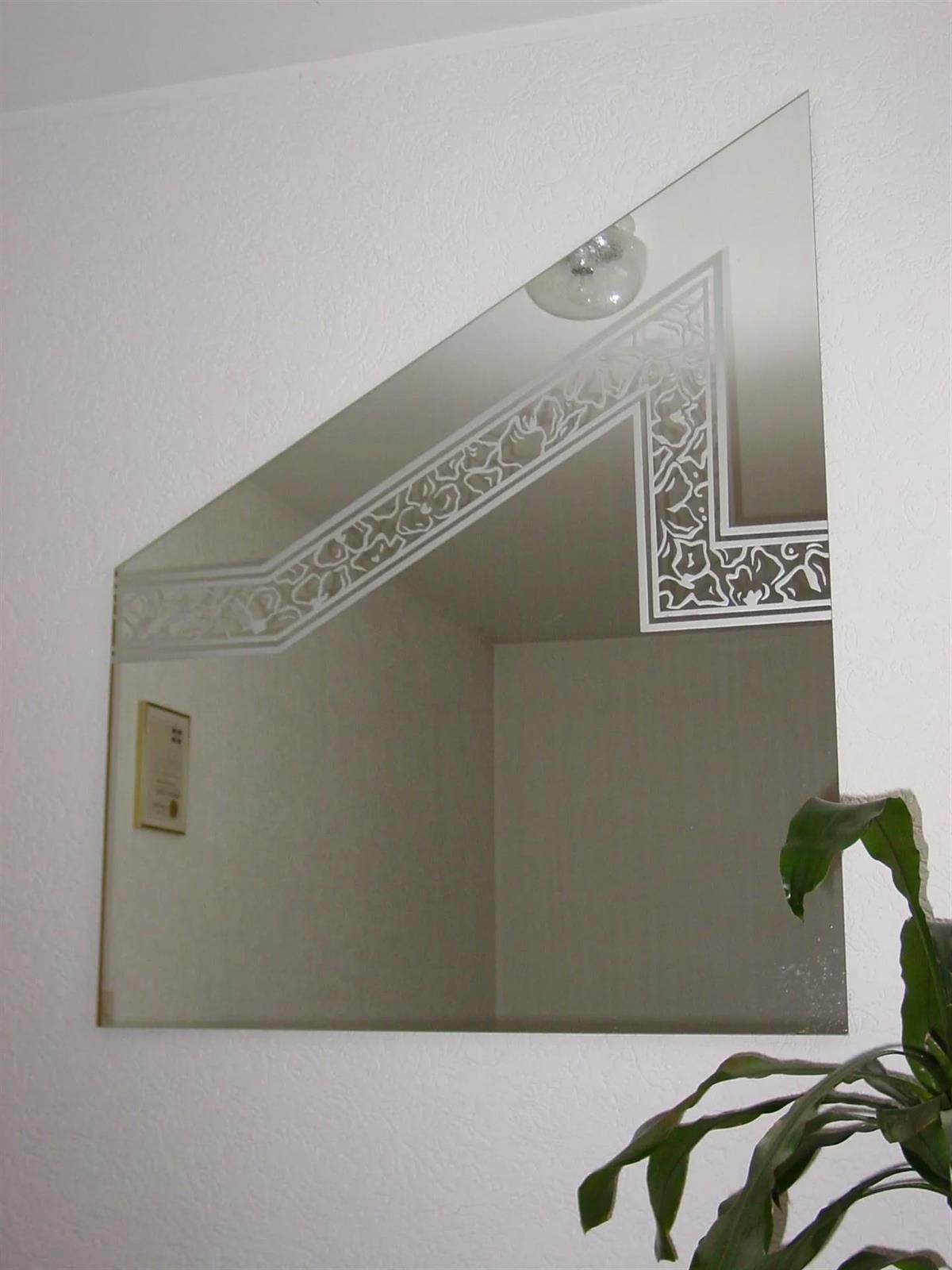 Ein Spiegel an einer Wand mit einem Blumenmuster darauf