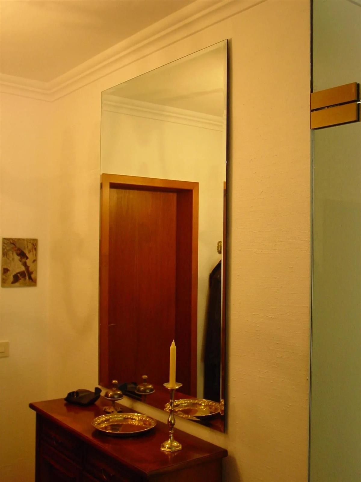 Ein Spiegel mit einer Kerze davor